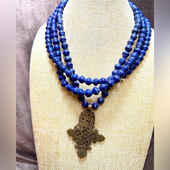 AKOLA NECKLACE HANDMADE RICE PAPER BEADS COBALT BLUE BRASS TONE MALTESE CROSS - Picture 3 of 16